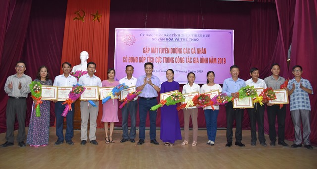 Tuyên dương 14 cá nhân đóng góp tích cực trong công tác gia đình