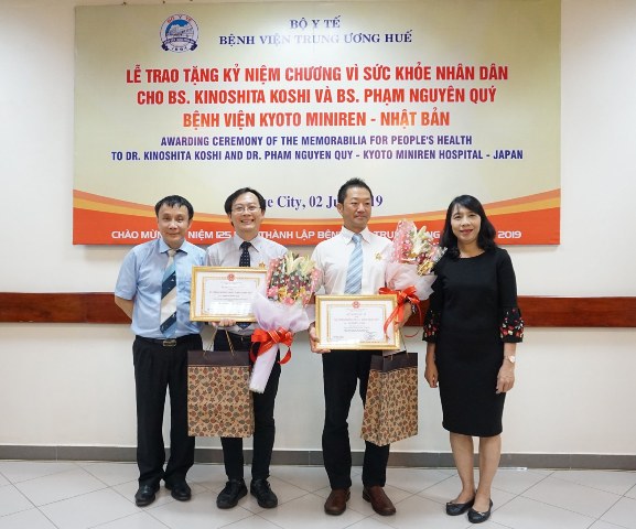 Trao danh hiệu cao quý cho hai bác sĩ đến từ Nhật Bản