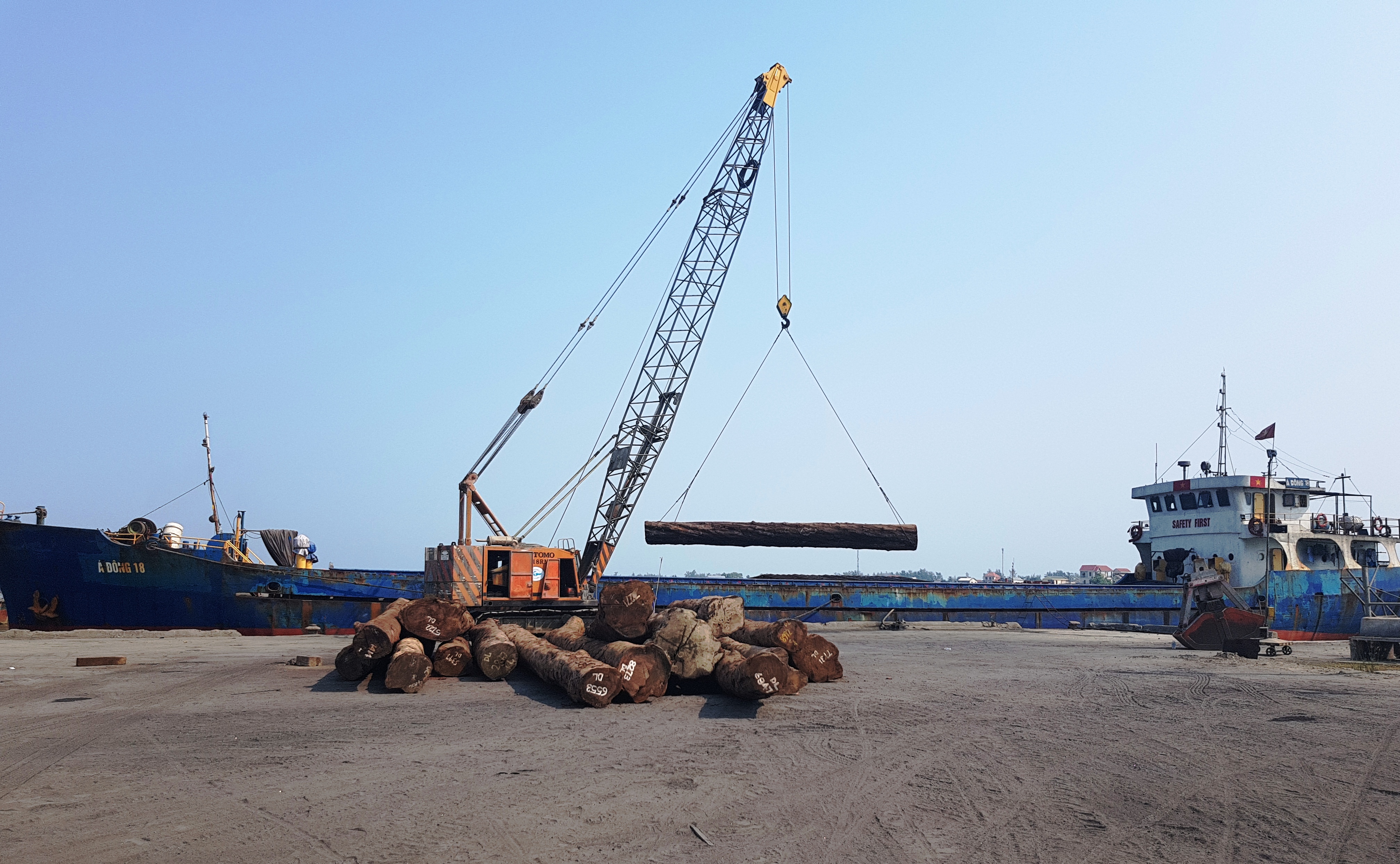 Nạo vét hơn 58 000m3 bùn đất luồng hàng hải Thuận An