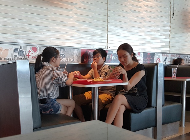 Trốn nóng từ siêu thị, nhà sách đến quán cà phê