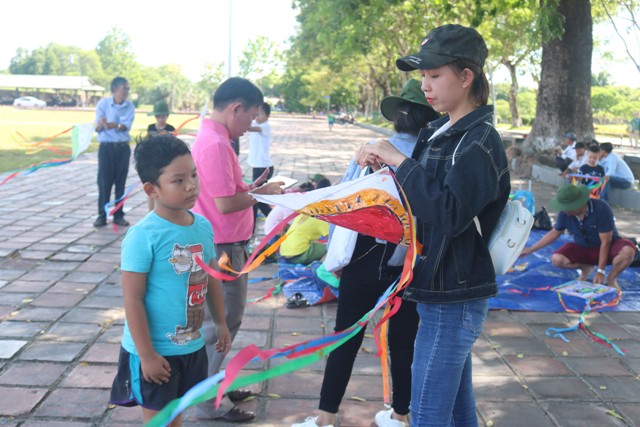 Truyền tình yêu nghệ thuật dân gian cho trẻ qua tour trải nghiệm