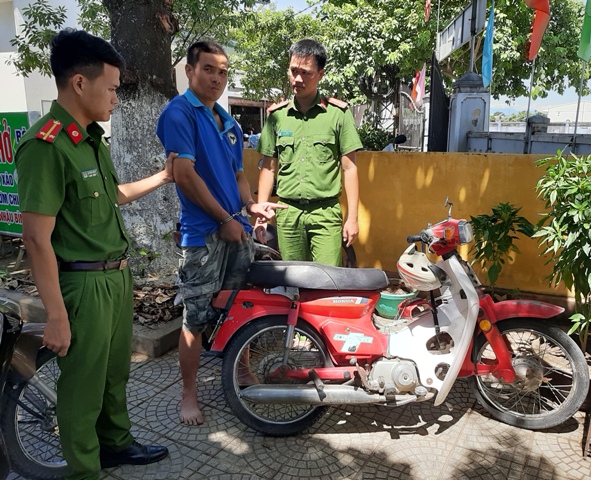 Dùng xe lấy cắp để đi trộm bò