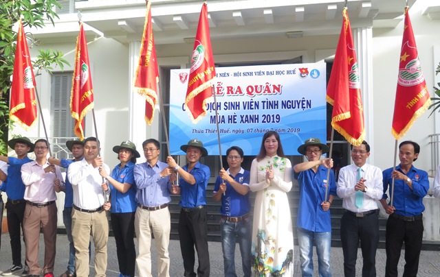 More than 1,000 students of Hue University participate in summer volunteer campaign