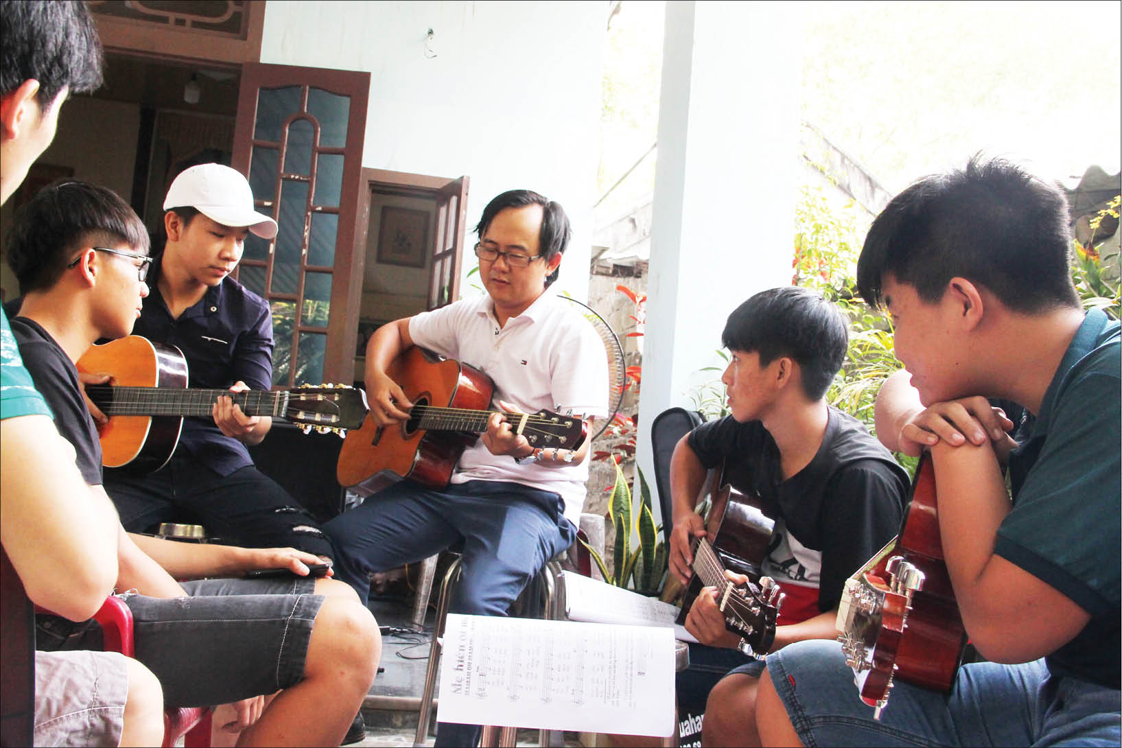 Những chàng trai  “dư hơi”
