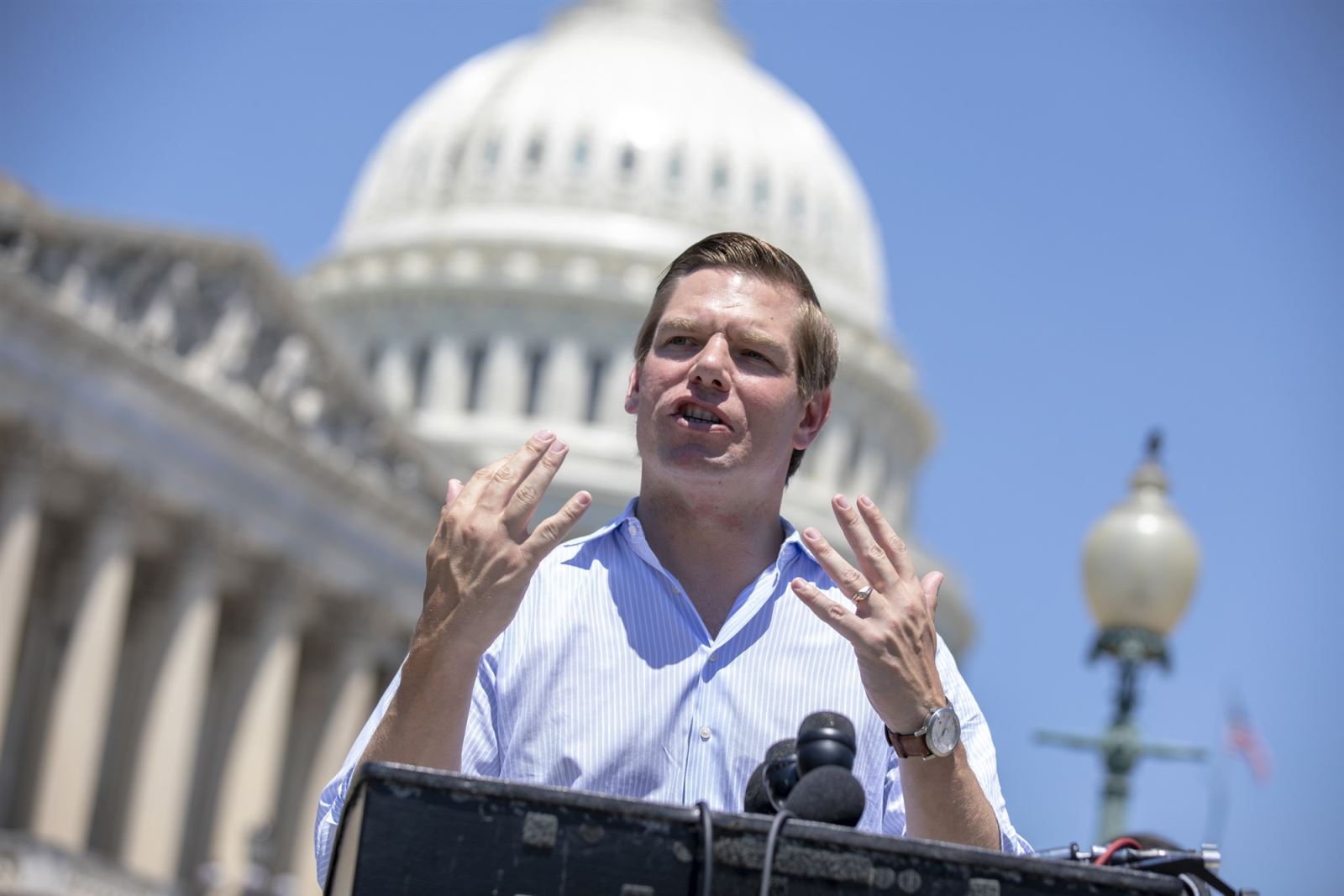 Bầu cử Mỹ 2020 Ứng cử viên đảng Dân chủ Eric Swalwell dừng cuộc đua