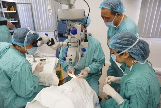 Lần đầu tiên ghép giác mạc từ người hiến tặng thành công