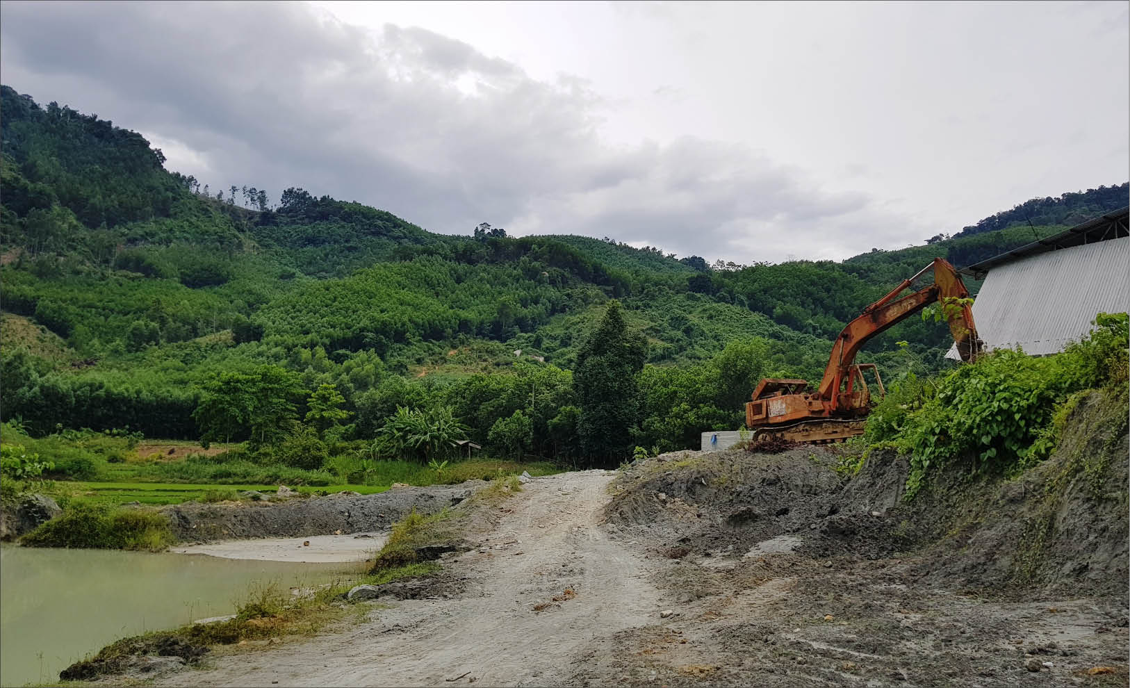 Sản xuất đá không phép, gây ô nhiễm
