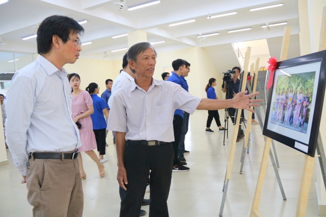 Trao giải và triển lãm 31 tác phẩm ảnh “Góc Ngoại ngữ”