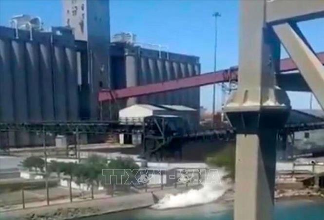 Hơn 3 000 lít axit tràn ra Vịnh California