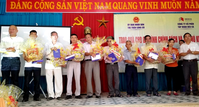 Tặng hơn 70 suất quà cho các gia đình chính sách Phú Lộc