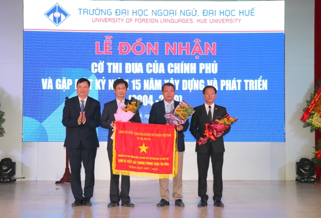Trường đại học Ngoại ngữ đón nhận Cờ thi đua của Chính phủ