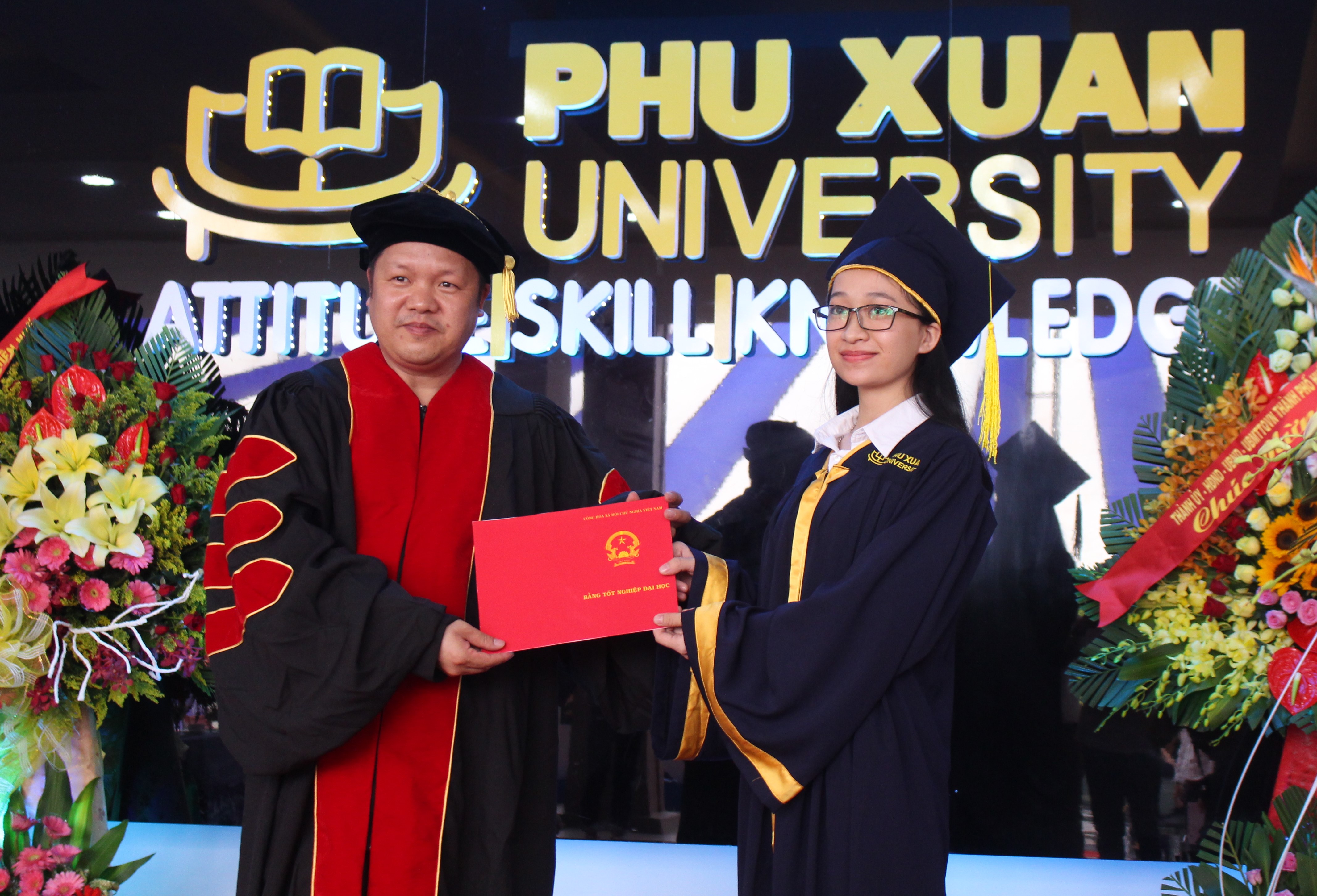 Trao bằng tốt nghiệp cho 107 sinh viên Trường đại học Phú Xuân