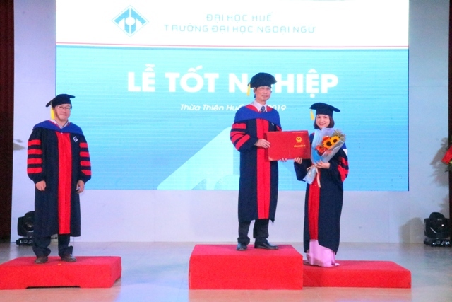Trường đại học Ngoại ngữ trao bằng cho hơn 930 tân tiến sĩ, cử nhân