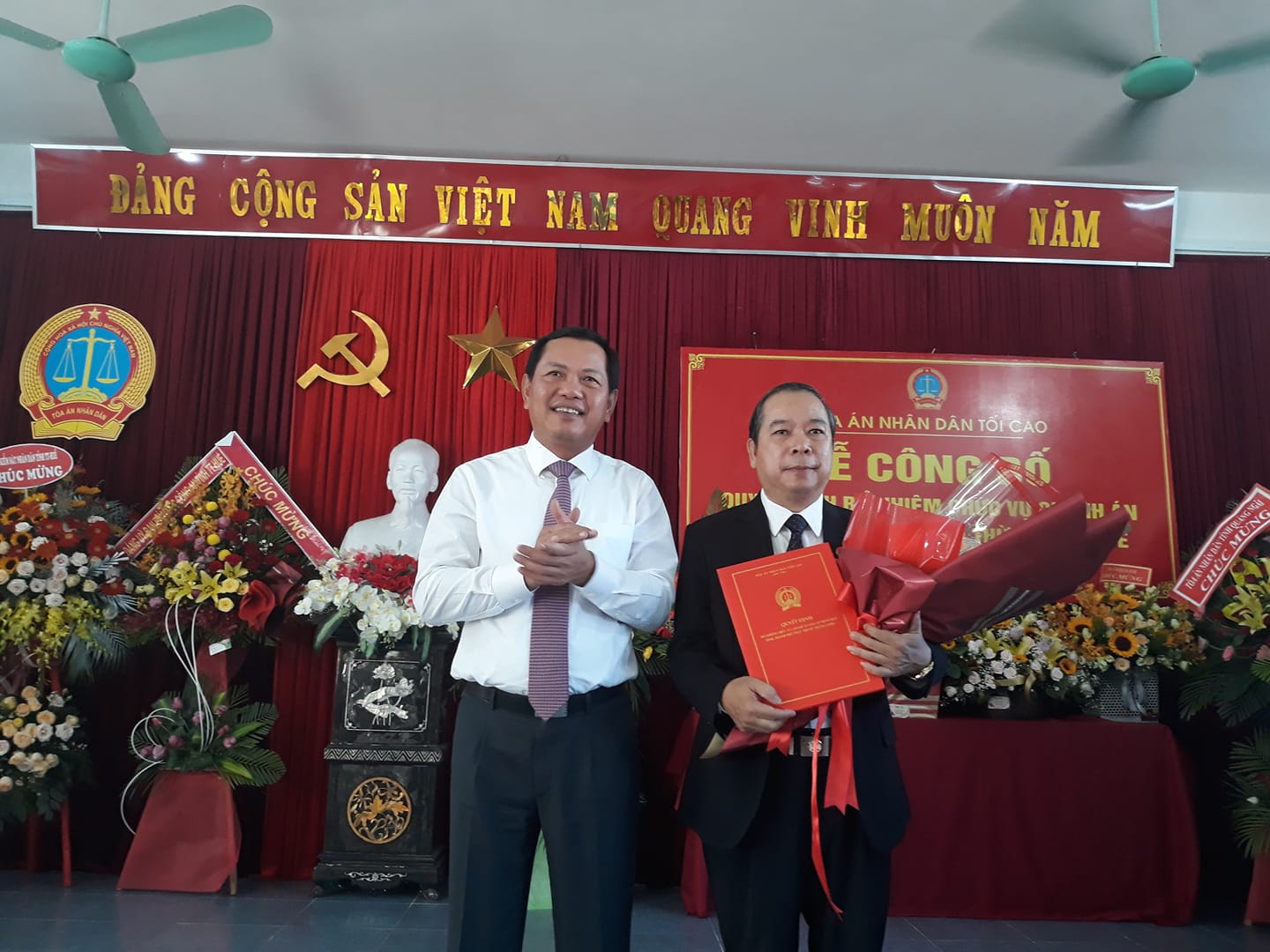 Trao quyết định bổ nhiệm chức vụ Chánh án TAND tỉnh cho ông Nguyễn Văn Bường