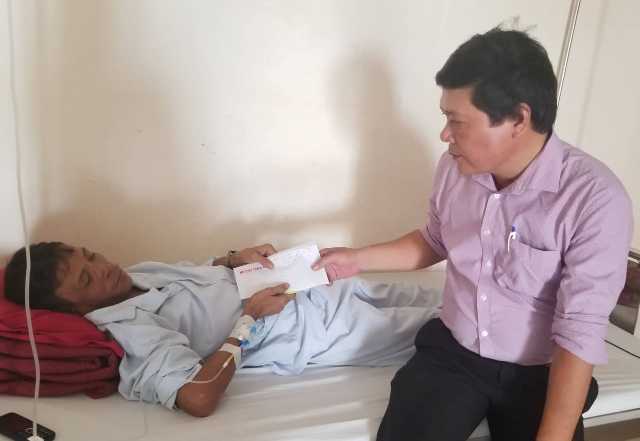 Trao gần 7 triệu đồng cho hai vợ chồng bị bệnh ung thư