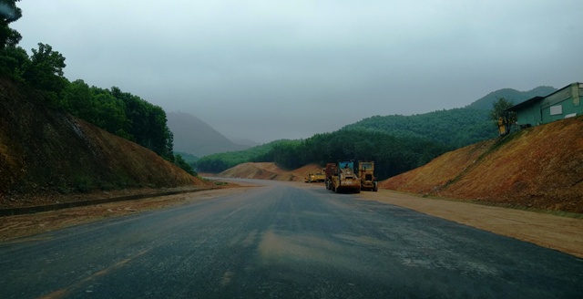 Chi trả tiền bồi thường nứt nhà dân trong tháng 7