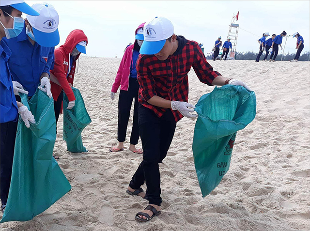Đừng xem bãi biển là bãi rác