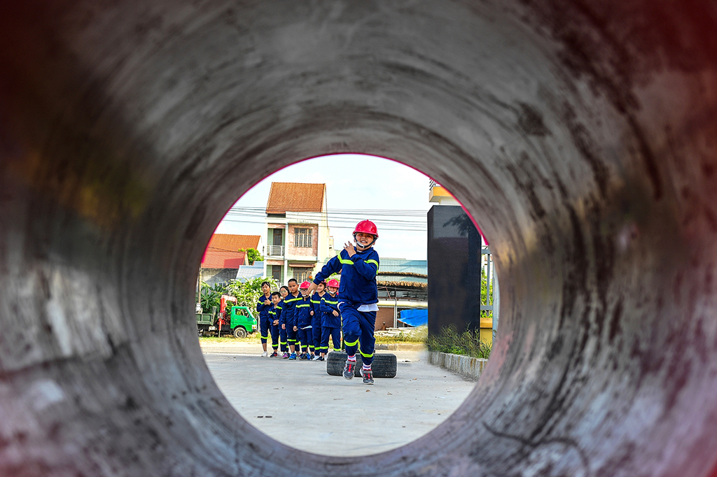 Bé tập làm lính cứu hỏa