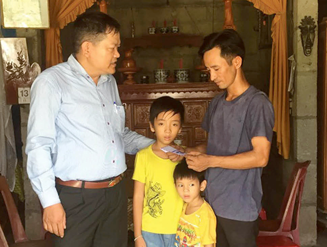 Cháu Gia Bảo đã nhận được quà của bạn đọc