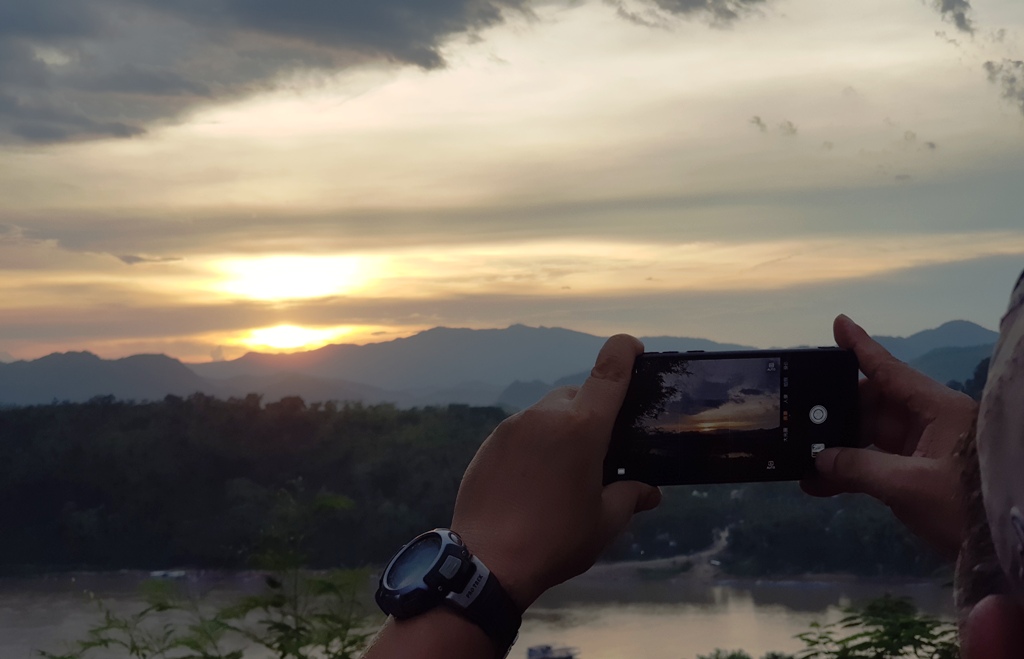 Dòng người chen chúc ngắm hoàng hôn bên kia dòng Mekong