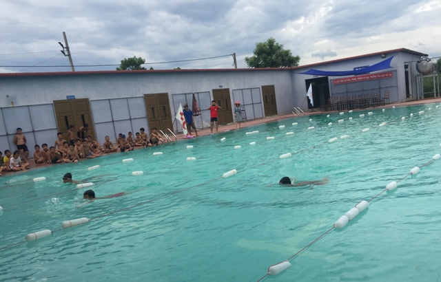 Trao giấy chứng nhận học bơi cho học sinh 22 trường tiểu học Phong Điền