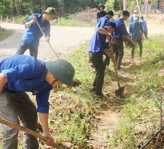 Hương Thủy Hơn 300 ĐVTN chung sức xây dựng nông thôn mới