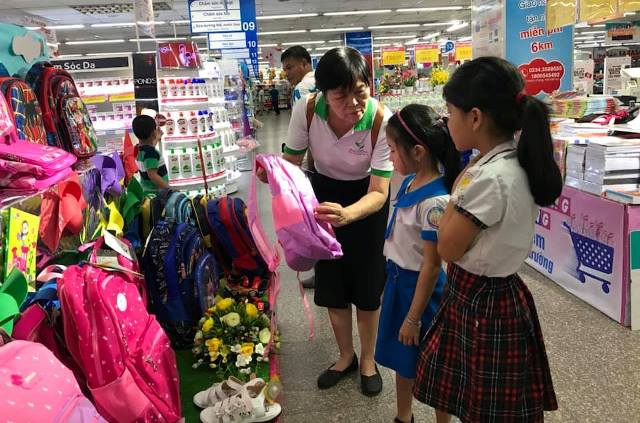 Đưa trẻ mồ côi đi dã ngoại