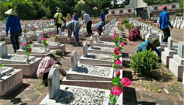 Tuổi trẻ A Lưới ra quân làm sạch đẹp Nghĩa trang Liệt sĩ