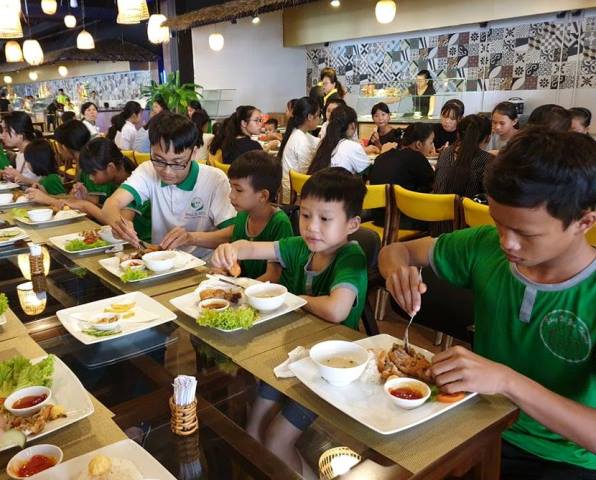 Phuc’s Fond organizes a picnic for orphans