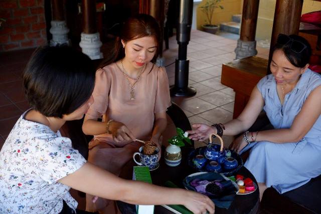 Exchanging ceramics  enjoying racket-filtered tea