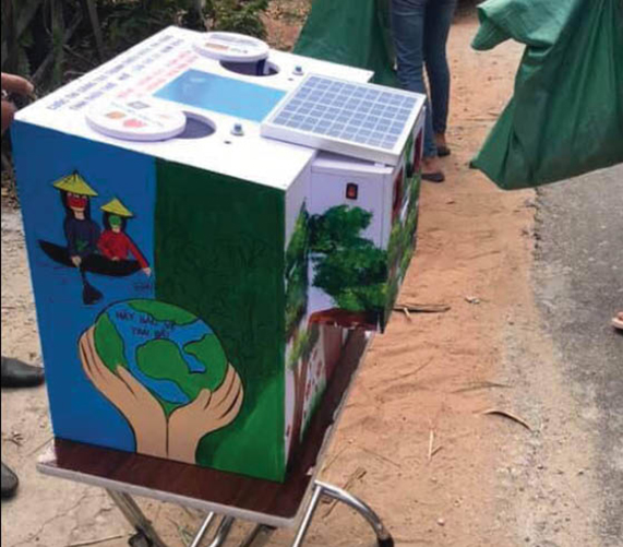 Thùng rác thân thiện của hai học sinh