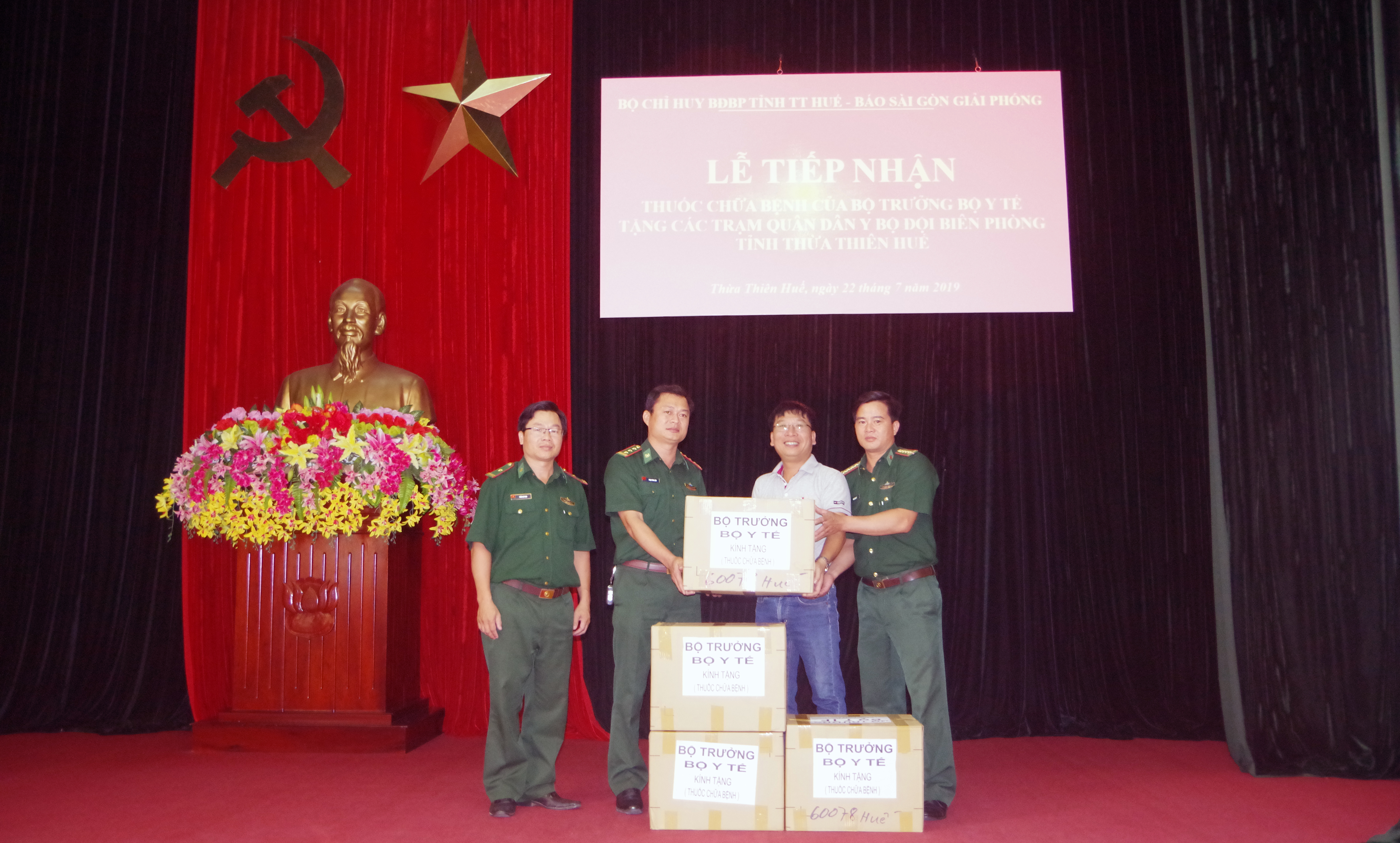 Tiếp nhận 4 thùng thuốc chữa bệnh do Bộ trưởng Bộ Y tế gửi tặng