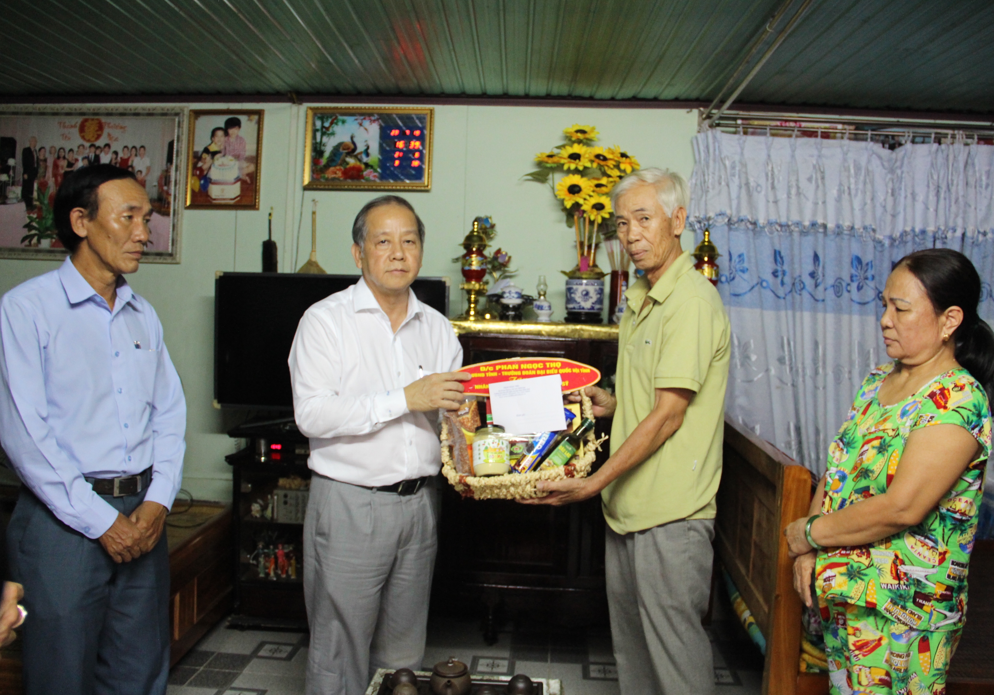 Chủ tịch UBND tỉnh Phan Ngọc Thọ thăm gia đình chính sách khu vực Thượng Thành - Eo Bầu