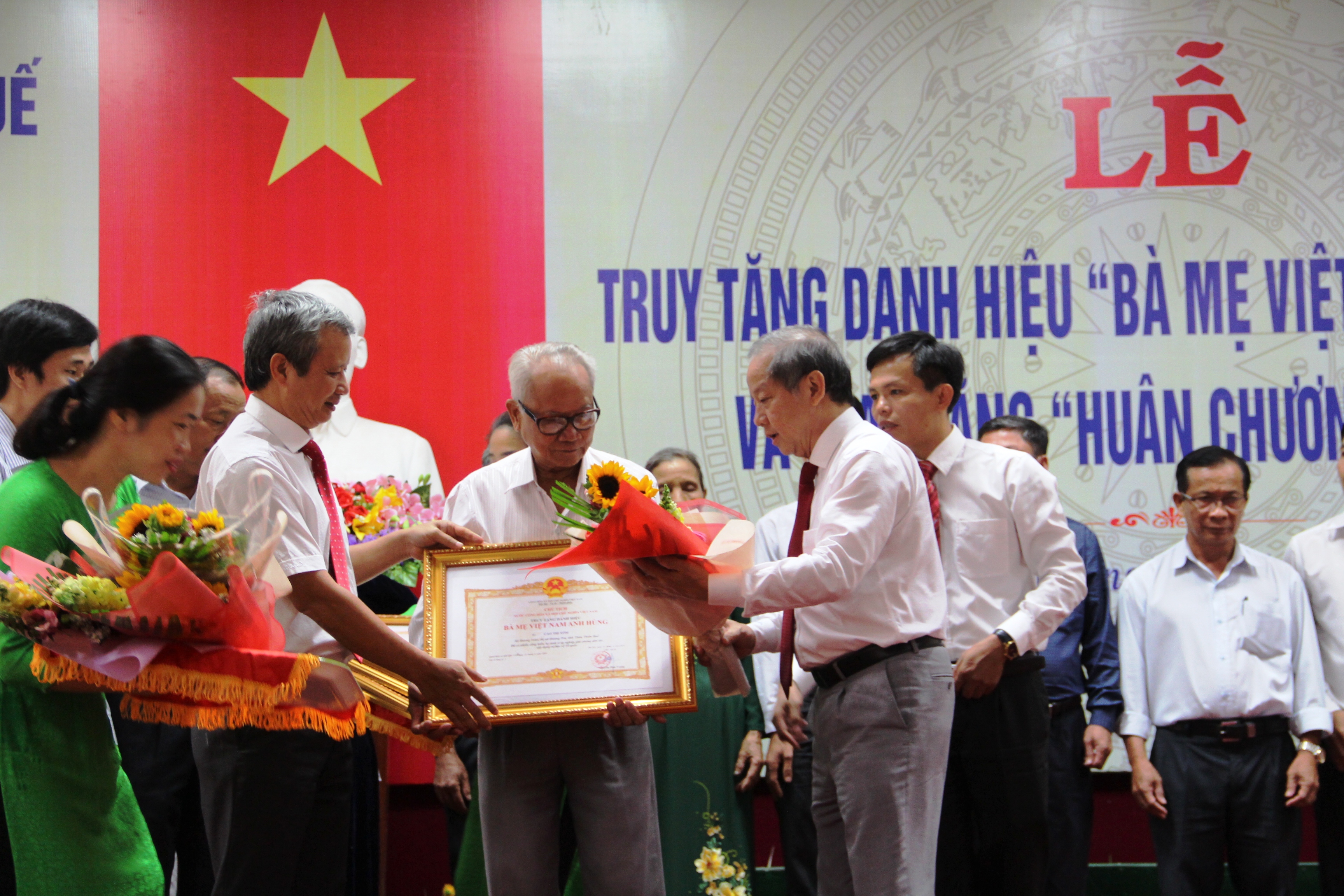 Truy tặng danh hiệu cho 17 Bà mẹ Việt Nam Anh hùng”