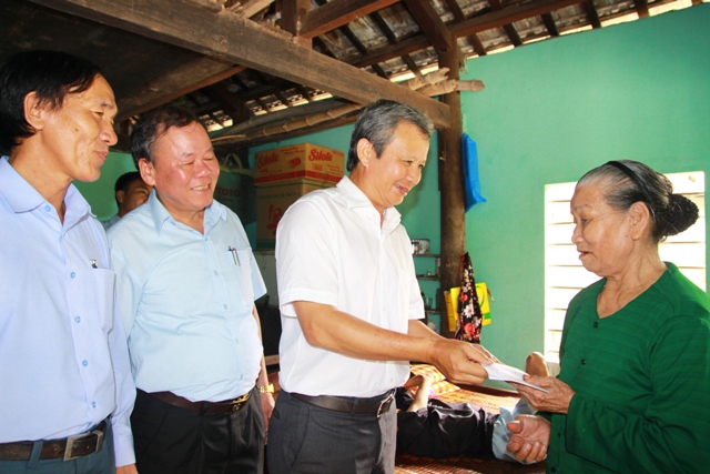 Bí thư Tỉnh ủy Lê Trường Lưu thăm, tặng quà gia đình chính sách có hoàn cảnh đặc biệt khó khăn