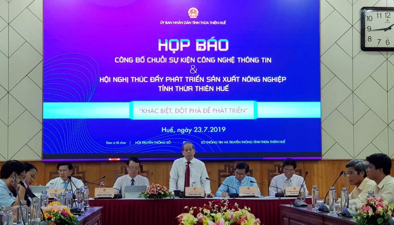 Translate information technology into a decisive economic sector of the province