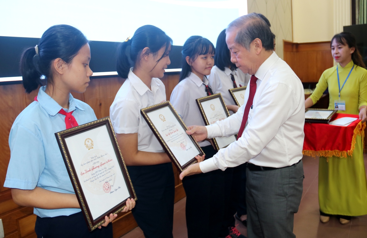 Tuyên dương 36 học sinh đạt thành tích cao trong các kỳ thi năm 2019