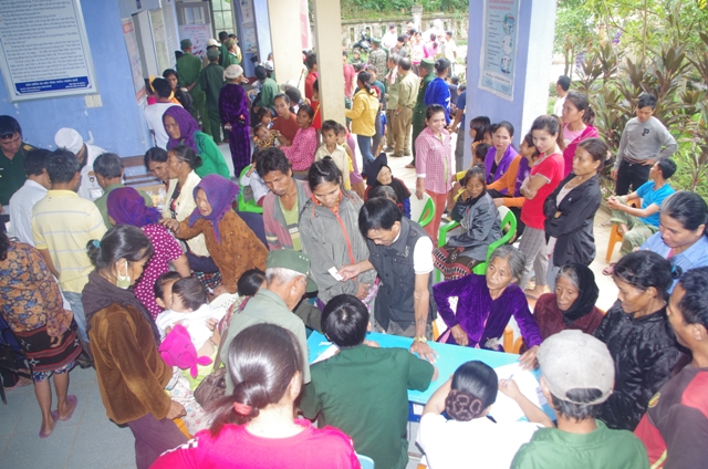 Khám bệnh, cấp thuốc, tặng quà cho 500 lượt hộ nghèo, gia đình chính sách