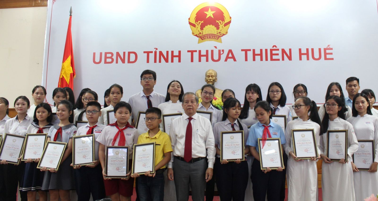 Hue city commends 36 students with high achievements in exams