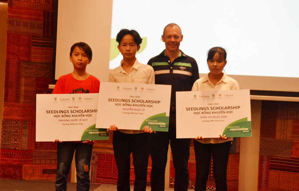 Trao học bổng “Người dẫn đường” cho học sinh khó khăn
