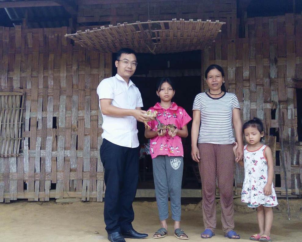 Trao quà cho học sinh khó khăn