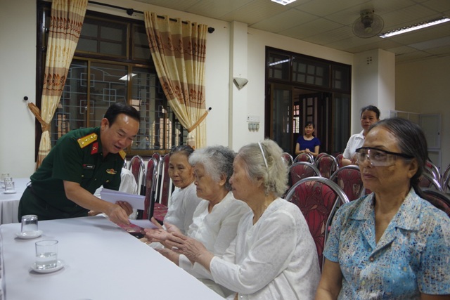 Bộ CHQS tỉnh thăm, tặng quà người có công với cách mạng