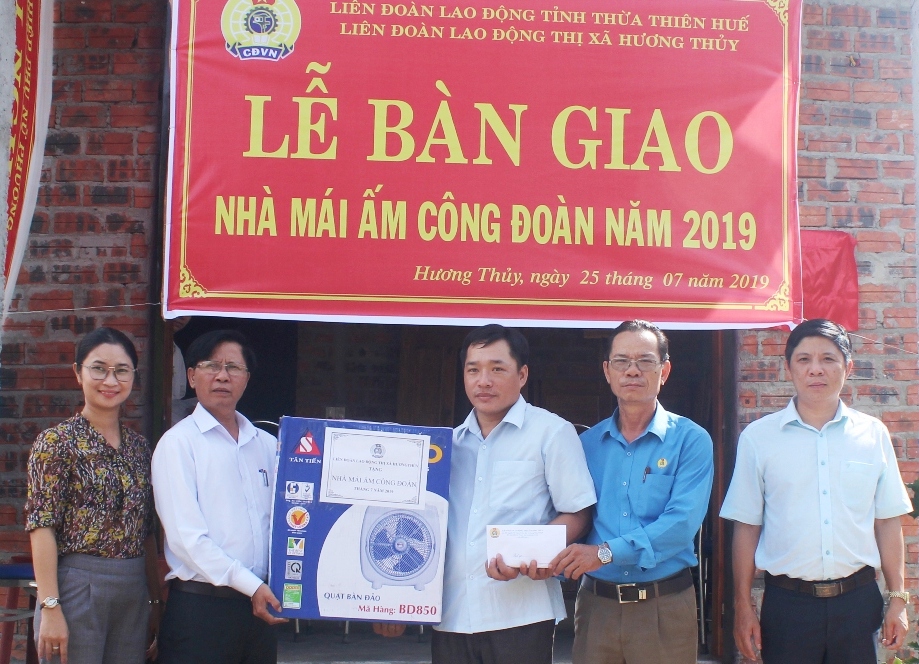 Hương Thủy Bàn giao nhà “Mái ấm Công đoàn” cho đoàn viên Trương Văn Ba