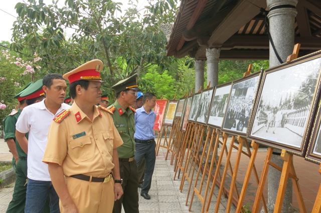 Triển lãm 60 bức ảnh về công tác “Đền ơn đáp nghĩa”