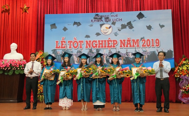 Trao bằng tốt nghiệp cho gần 370 sinh viên Khoa Du lịch