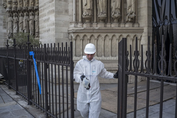 Đóng cửa hai trường học do lo nồng độ chì từ Nhà thờ Đức Bà Paris