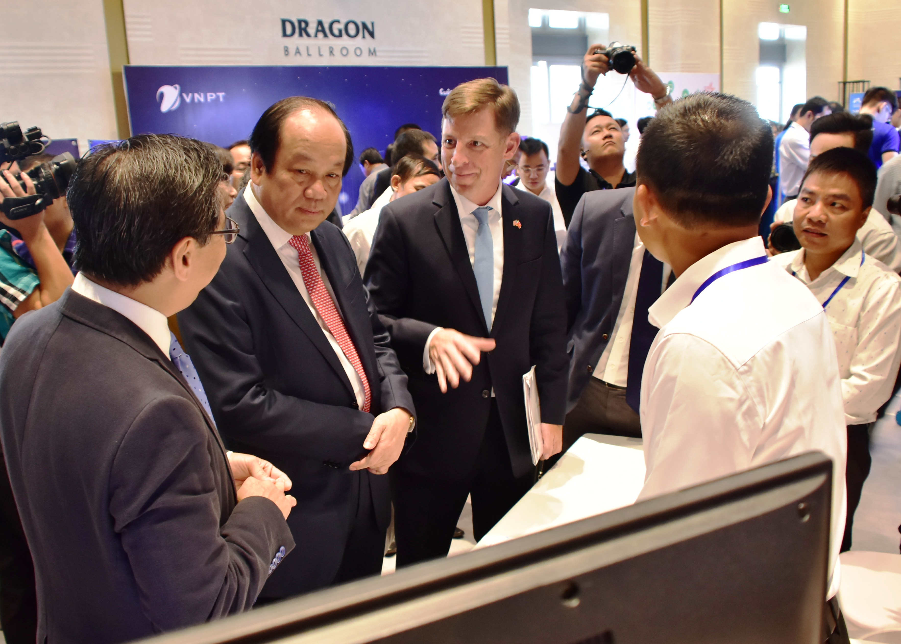 Lấy người dân, doanh nghiệp làm trung tâm