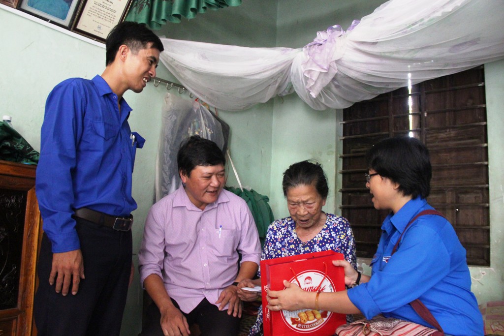 Chi đoàn Báo Thừa Thiên Huế Nhiều hoạt động tình nguyện hè ý nghĩa tại Phong Xuân