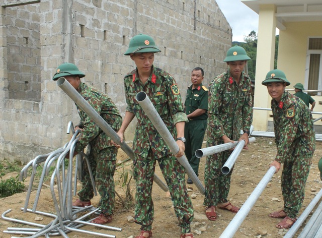 Bộ đội về bản, điện sáng nhà vui