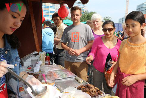 Du khách quốc tế đến Việt Nam đạt gần 9,8 triệu lượt